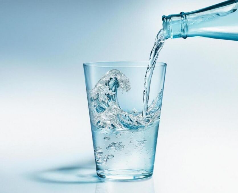Во время питьевой диеты нужно пить много чистой воды. 